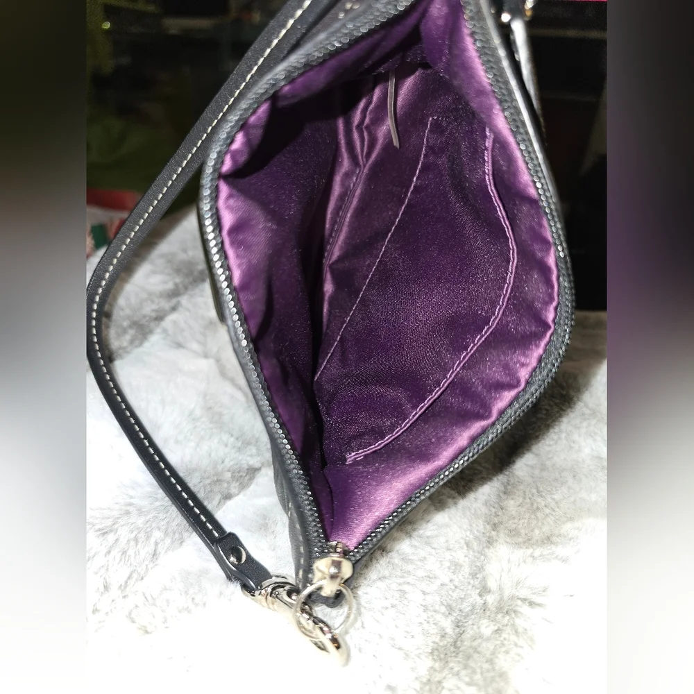 EUC Coach Madison Wristlet Black Leather Pleated with purple Satin Lining‎